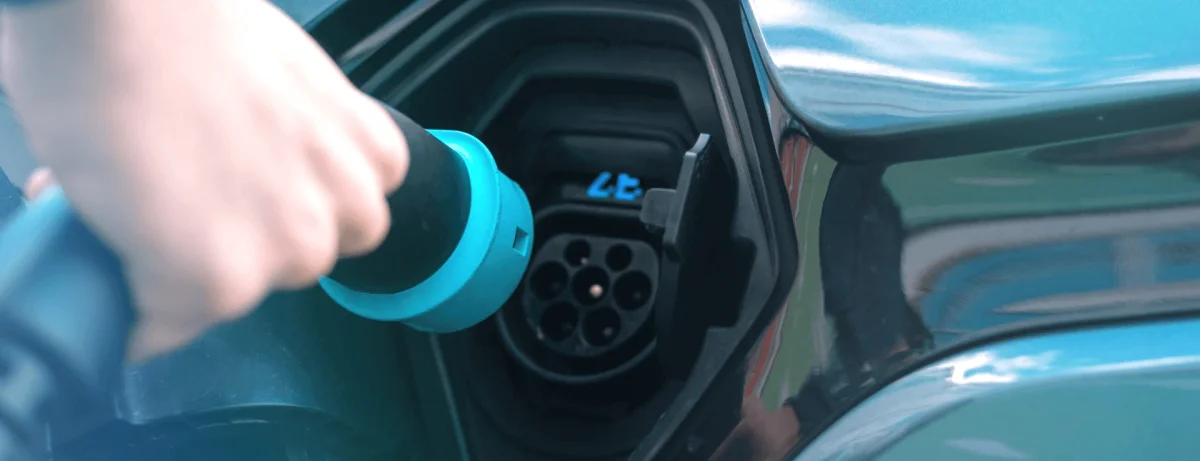 Câble de recharge branché sur une prise domestique