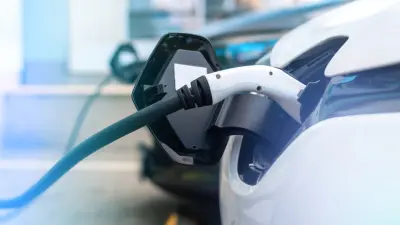 Recharger la Renault ZOE sur prise domestique (2026) : temps, coût, sécurité