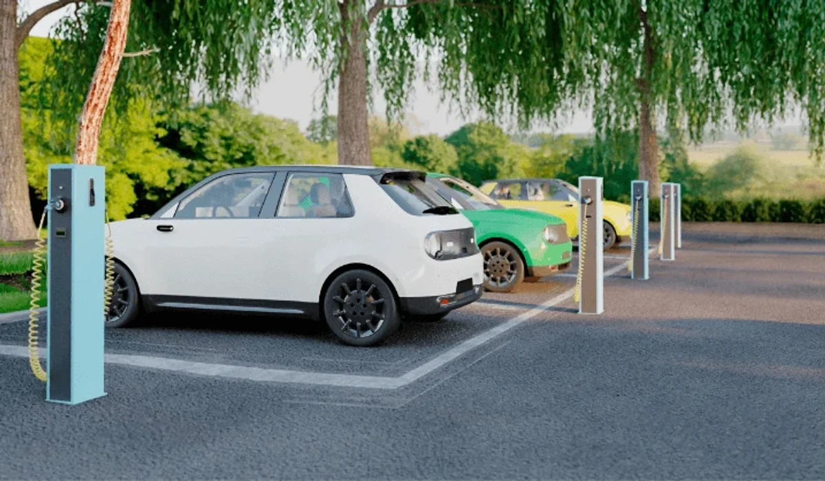 Voitures électriques sur des bornes de recharge dans un parking extérieur de copropriété
