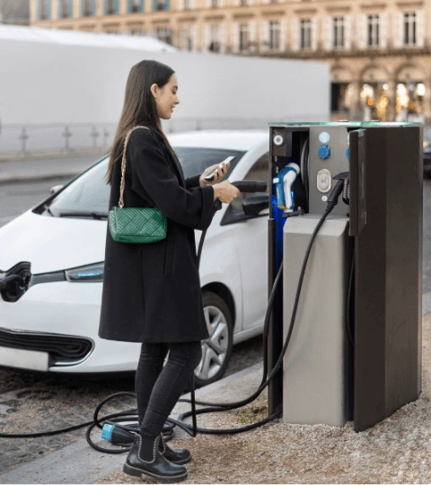 Femme rechargeant sa voiture électrique