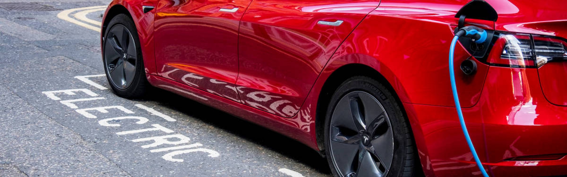 Borne de recharge Tesla Model 3 : prix, installation, devis
